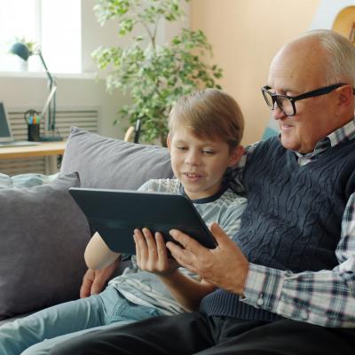 Grootvader die tijd doorbrengt met kleinkind